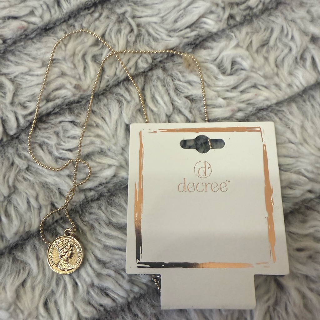 4 For $10 Nwt Decree Gold-Tone Queen Elizabeth Ii Medallion Necklace